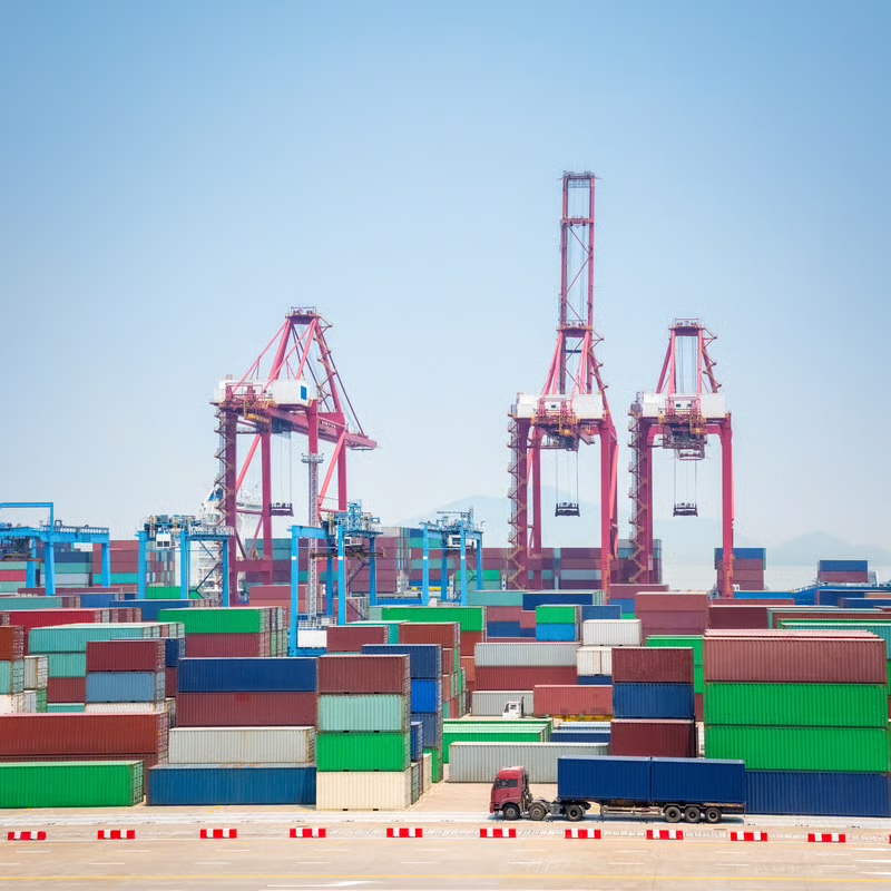 Illustrative container terminal scene accompanying UK–EU Euro pallet freight guidance.