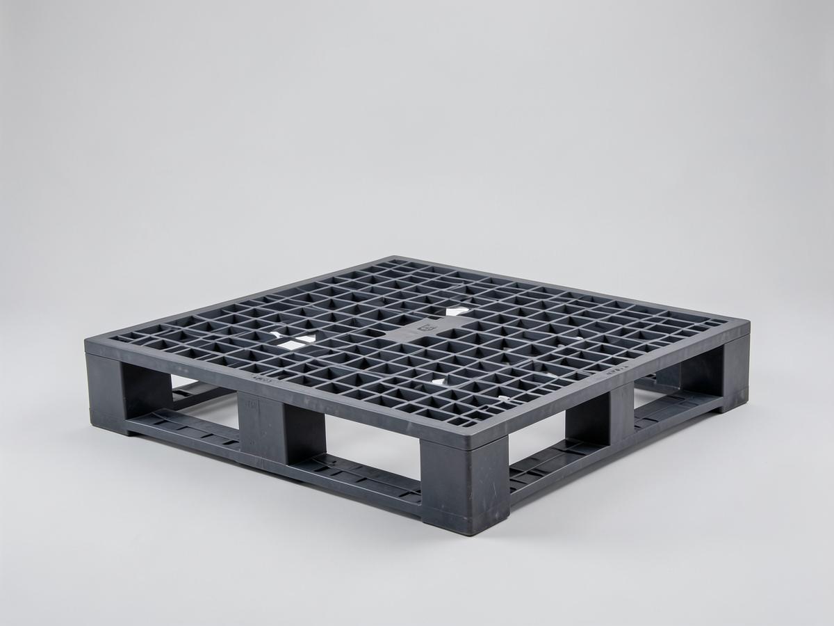 A moulded plastic Euro-format pallet with an open deck pattern, photographed on a clean warehouse floor